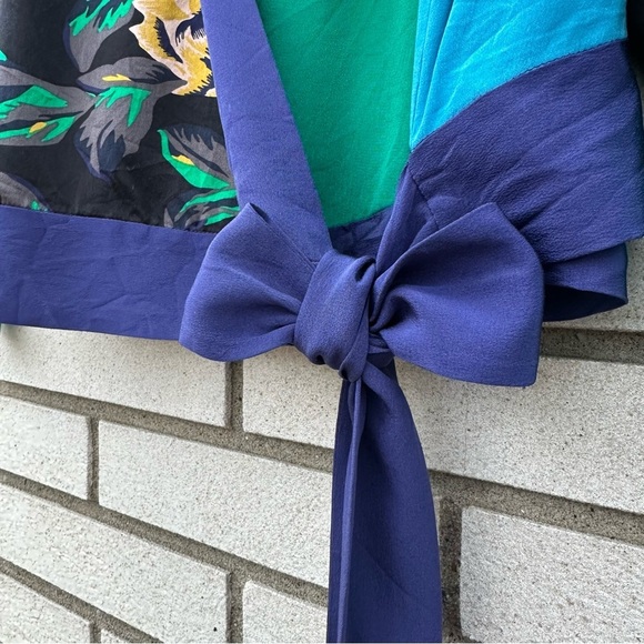 Diane Von Furstenberg 100% Silk Crossover Tie Blouse Blue Green Black Floral - Picture 6 of 15
